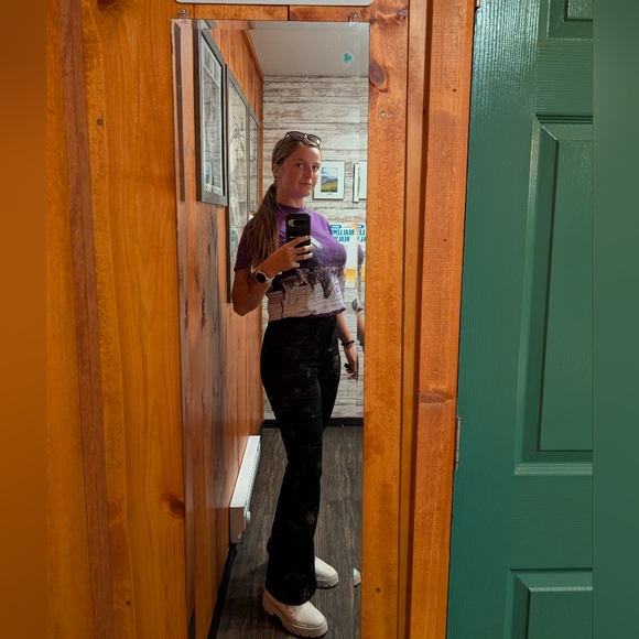 Meet your Posher, Courtney - Picture 2 of 2